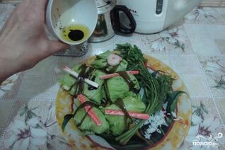 Голубцы с креветками в листьях салата и морской капусте