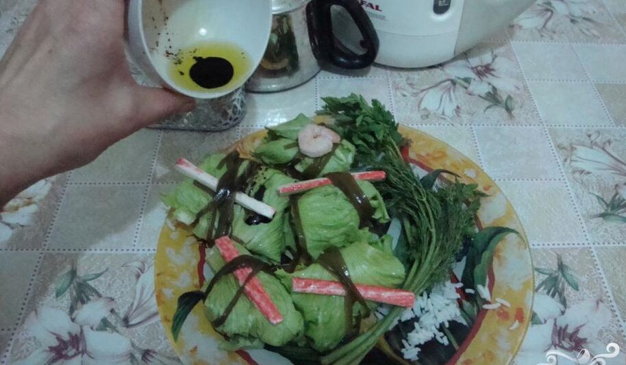 Рецепт голубцов с креветками в листьях салата и морской капусте