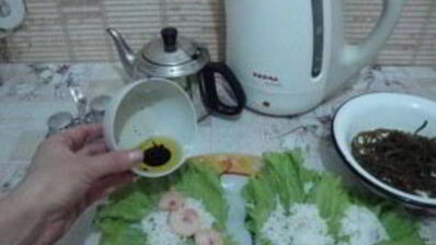 голубцы с креветками в листьях салата и морской капусте