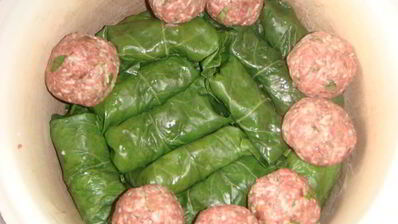 голубцы в лахане с двумя соусами