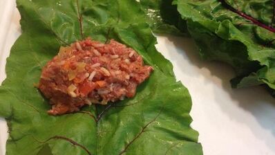 голубцы в свекольной ботве