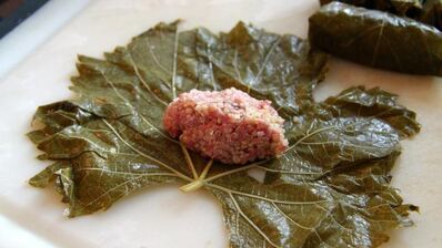 голубцы в виноградных листьях