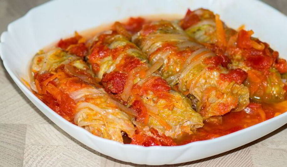 Рецепт простых голубцов из пекинской капусты в томатном соусе