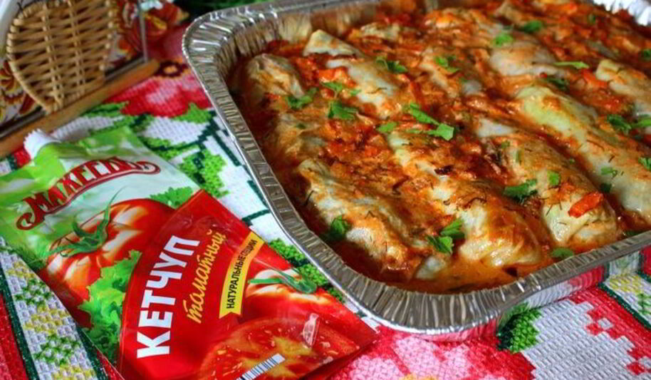 Рецепт запеченных голубцов в кетчупе и сметане