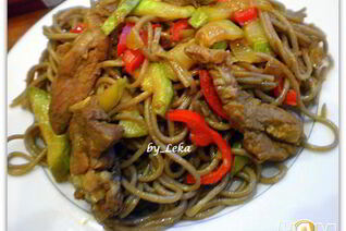 Гречневая лапша с овощами и мясом