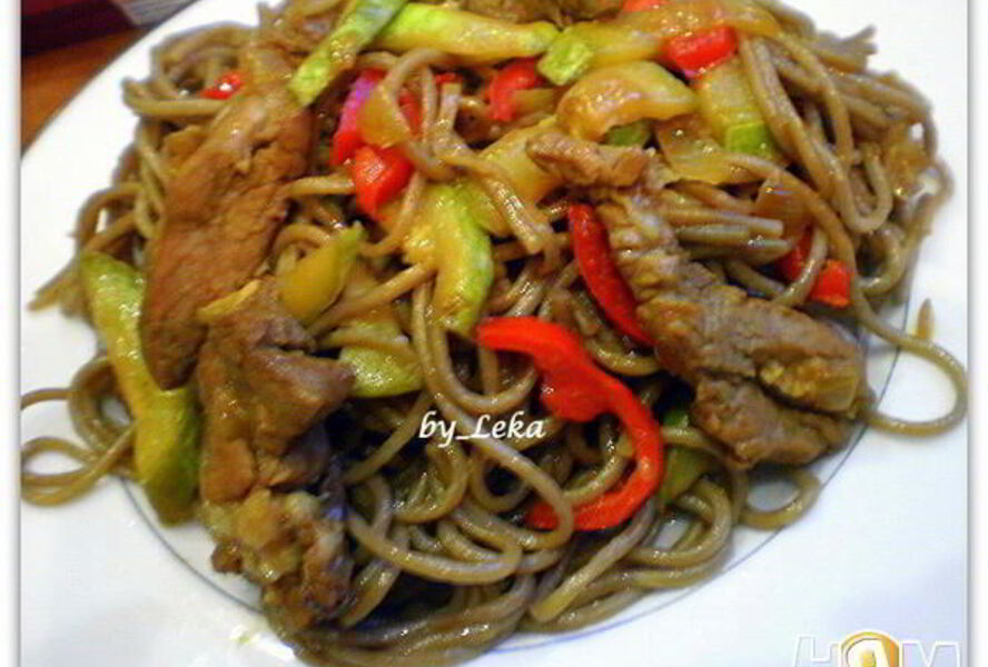 Гречневая лапша с овощами и мясом