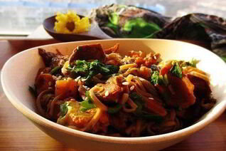 Гречневая лапша с тыквой, лисичками и курицей