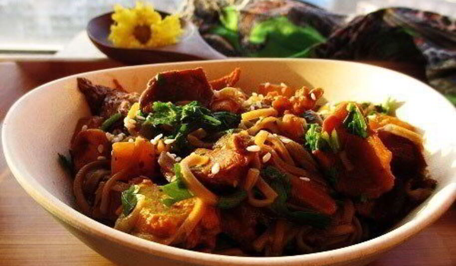 Рецепт гречневой лапши с тыквой, лисичками и курицей