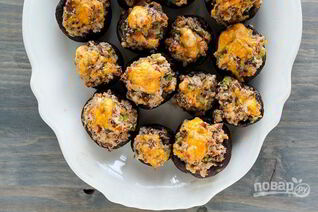 Фаршированные грибы с сыром, орехами и беконом