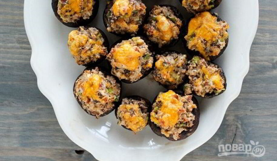 Рецепт фаршированных грибов с сыром, орехами и беконом