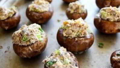 фаршированные грибы с сыром, орехами и беконом