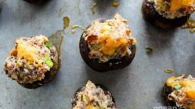 фаршированные грибы с сыром, орехами и беконом