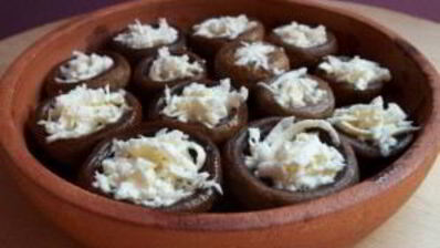 грибы под сыром в духовке