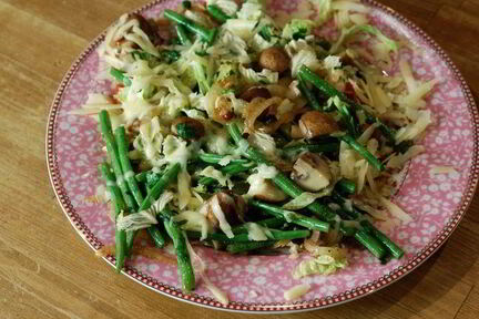 Грибы с фасолью, капустой и сыром