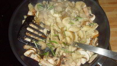 грибы с пореем, запеченные под сливочным соусом