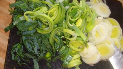 грибы с пореем, запеченные под сливочным соусом