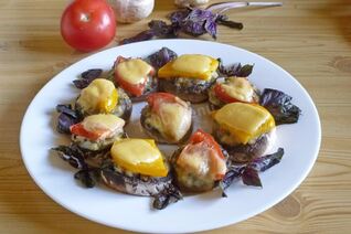 Грибы с сыром и помидорами в духовке