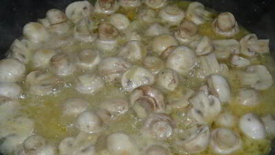 грибы в сливочно-сырной подливке