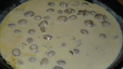 грибы в сливочно-сырной подливке