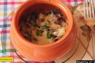 Грибы в сметане в горшочке с сыром