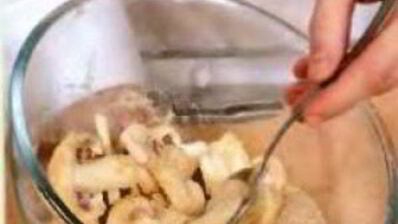 грибы в сухарях, с рисовой лапшой и салатом фризе