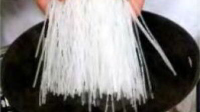 грибы в сухарях, с рисовой лапшой и салатом фризе