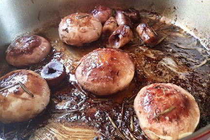 Грибы жареные провансаль