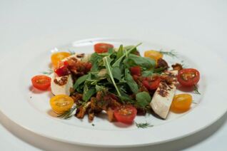 Лисички с жареным адыгейским сыром