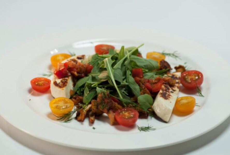 Лисички с жареным адыгейским сыром