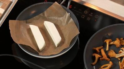 лисички с жареным адыгейским сыром