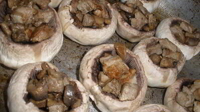 шампиньоны фаршированные курицей