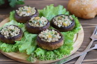 Шампиньоны, фаршированные перловкой