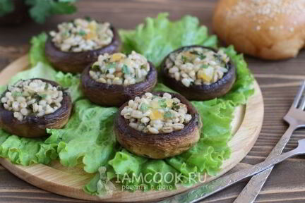 Шампиньоны, фаршированные перловкой