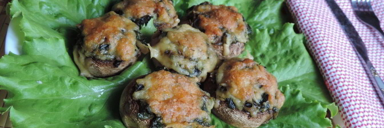 Шампиньоны, фаршированные зеленым луком