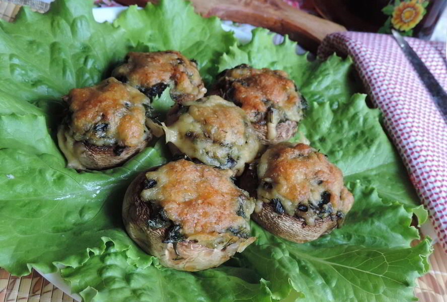 Шампиньоны, фаршированные зеленым луком