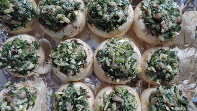 шампиньоны, фаршированные зеленым луком
