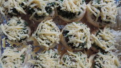 шампиньоны, фаршированные зеленым луком