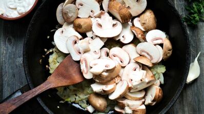 шампиньоны королевские в сметанном соусе