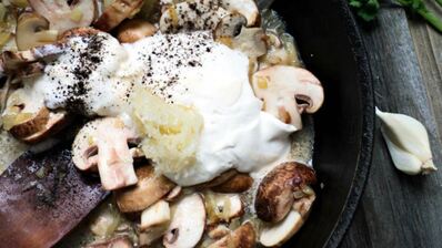 шампиньоны королевские в сметанном соусе