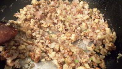 шампиньоны с грецкими орехами