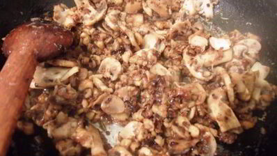 шампиньоны с грецкими орехами