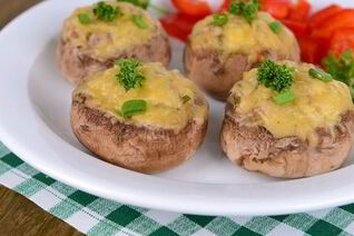 Шампиньоны с начинкой из зелени