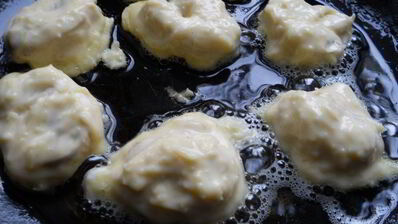 шампиньоны в сырном кляре