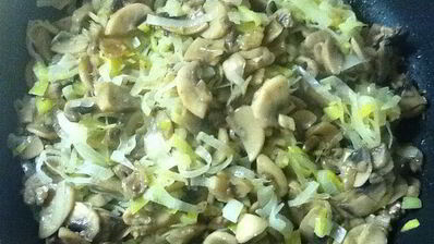 шампиньоны в вине и сливках