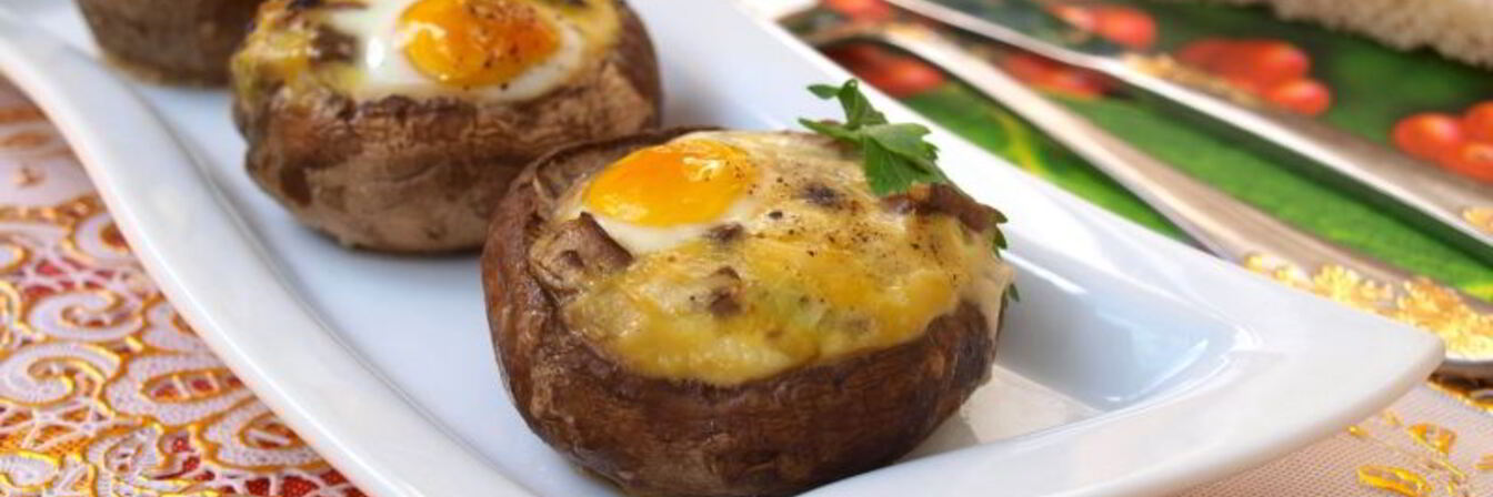 Шампиньоны запеченные с перепелиными яйцами