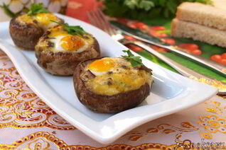 Шампиньоны запеченные с перепелиными яйцами