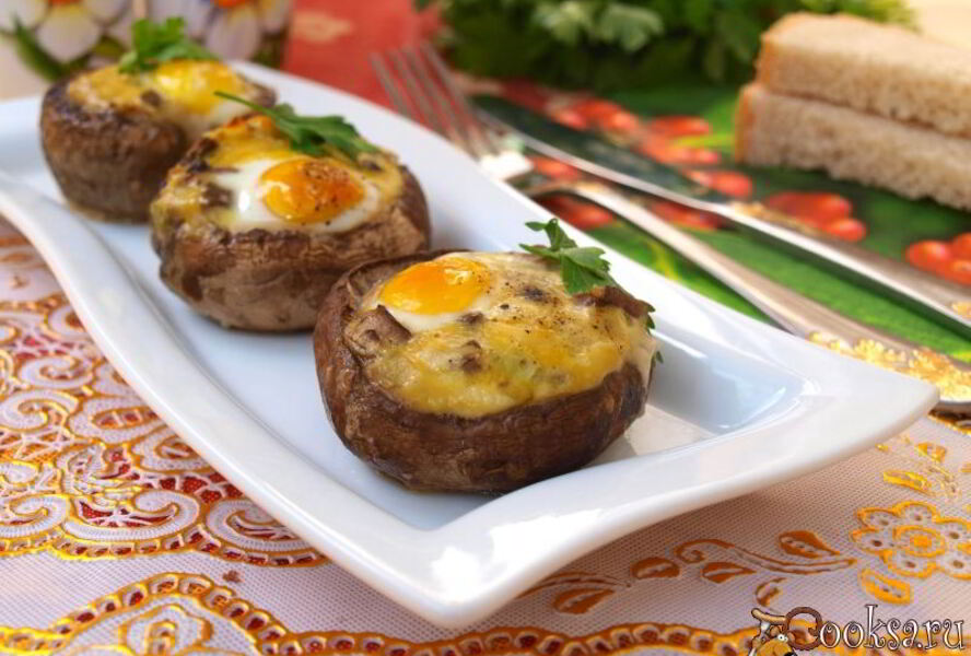 Шампиньоны запеченные с перепелиными яйцами