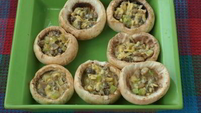 шампиньоны запеченные с перепелиными яйцами