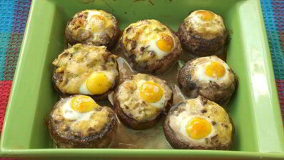 шампиньоны запеченные с перепелиными яйцами