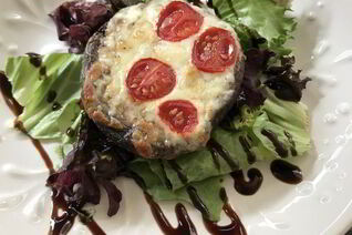 Шампиньоны, запеченные с сыром и помидорами